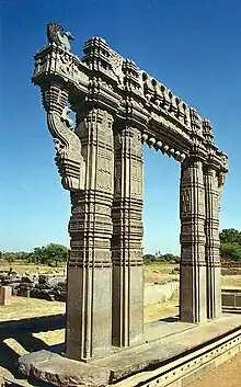 Kakatiya Kala Thoranam (puerta Warangal) en ruinas, construida por la dinastía Kakatiya