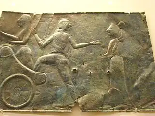 Placa de bronce amartillada. Escena de partida de un guerrero  (quizá Anfiarao). Taller de Jonia (Asia Menor) (580 a. C.)