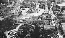 El Palacio (centro) y la Catedral de Alejandro Nevsky (arriba) antes de 1924, cuando empezó la demolición de la Catedral.