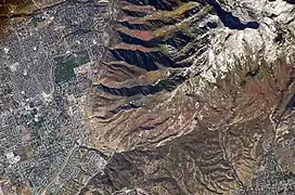 Los montes Wasatch vistos desde el espacio. Draper se encuentra a lo largo del oeste y Lone Peak proyecta su sombra en la parte superior derecha.