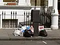 Ventana de un sótano con patio inglés en Londres