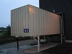 Caja móvil en un muelle.