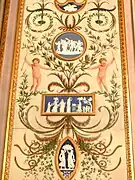 Grutescos enmarcando placas de cerámica Wedgwood diseñadas por John Flaxman. Wedgwoodkabinett del palacio de Archiduque Alberto (Albrechtspalais o Albertina) de Bruselas, posteriormente trasladado a Viena.