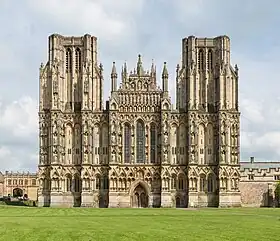Fachada occidental de la catedral de Wells, con más de 300 figuras, para Banister Fletcher, «el mejor desarrollo en gótico inglés de este tipo de fachadas»