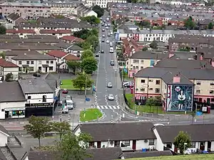 Calle Westland, vista desde los muros de la ciudad (julio de 2007). Se observan numerosas banderas irlandesas.