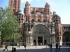 Fachada neobizantina de la catedral de Westminster (Londres)