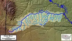 El río White fluye en dirección oeste al sur del anterior