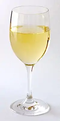 Vino blanco, elaborado a partir de uvas blancas o uvas tintas