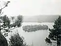 Lago Whitefish, y la isla, vista desde el mirador de Rock Lake.