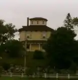 Un "reloj de viuda" en una casa en Saint John, New Brunswick, Canadá. A diferencia de los ejemplos en climas más cálidos, este está cerrado.