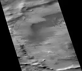 Biachini Cráter, cuando visto por CTX cámara (encima Marte Reconnaissance Orbitador). Pistas de diablo del polvo y las dunas son visibles en el piso.  Las líneas estrechas, oscuras son pistas de diablo del polvo .