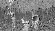 Dunas en el suelo del cráter Briault, vistas por la cámara CTX (en Mars Reconnaissance Orbiter). Nota: esta es una ampliación de la imagen anterior del cráter Briault.