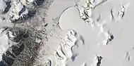 El glaciar de pie de elefante de Romer Lake en el Ártico de la Tierra, como se ve en Landsat 8. Esta imagen muestra varios glaciares que tienen la misma forma que muchas características en Marte que se cree que también son glaciares.