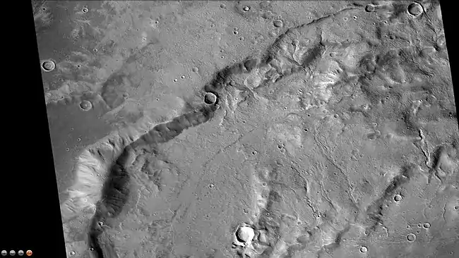 Pequeños canales en el cráter Focas, por la cámara CTX (en Mars Reconnaissance Orbiter). Ampliación de la imagen CTX anterior del cráter Focas.