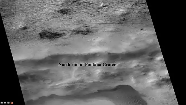 Pistas de diablo del polvo justo fuera de brocal del norte de Fontana Cráter, cuando visto por CTX cámara (encima Marte Reconnaissance Orbitador). Nota: esto es una ampliación  de la imagen anterior de Fontana Cráter.