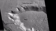 Imagen CTX de una meseta con acúmulos de fondo de valle y derrubios frontales lobulados (LDA). Se piensa que ambos son capas de materiales rocosos cubriendo masas glaciares de hielo (cuadrángulo Ismenius Lacus).