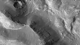 Capas en pared de Lampland Cráter, cuando visto por CTX cámara (encima Marte Reconnaissance Orbitador).  Nota: esto es una ampliación  de la imagen anterior de Lampland Cráter.