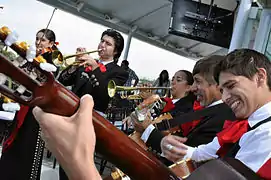 El Mariachi, música de cuerdas, canto y trompeta - México México