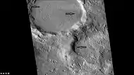 Borde noreste del cráter Quenisset, visto por la cámara CTX (en el Mars Reconnaissance Orbiter). Ampliación de la imagen anterior del cráter Quenisset. Las flechas indican glaciares antiguos.