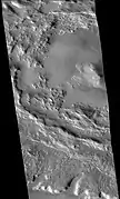 Lado oeste del cráter Sinton, visto por la cámara CTX (en el Mars Reconnaissance Orbiter).