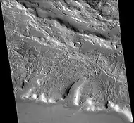 Canales justo al sur del cráter Sinton. Estos se crearon cuando el impacto se produjo en un suelo rico en hielo. Ampliación de la imagen anterior del lado oeste de Sinton