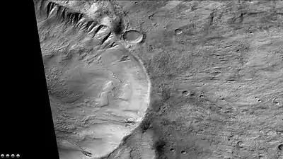 Cauces en cráter en el brocal de Slipher Cráter, cuando visto por CTX cámara (encima Marte Reconnaissance Orbitador).  Nota: esto es una ampliación  de la imagen anterior de Slipher Cráter.