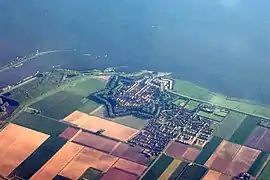Willemstad vista desde el aire, con las fortificaciones claramente visibles