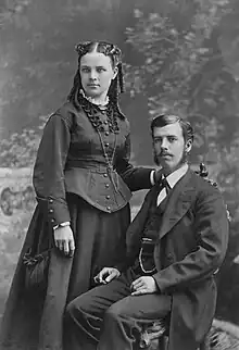 Fotografía en blanco y negro de William (sentado) y Mary (de pie)