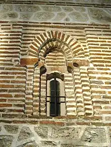 Ventana mudéjar del siglo XIV. Está situada en el cuerpo bajo de la torre.