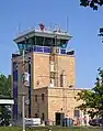 Antigua torre de control del Aeropuerto Wittman, la cual fue demolida en 2009.