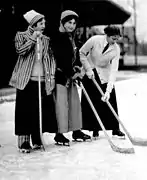 Mujeres jugando al hockey sobre hielo en Toronto, Canadá, 1910.