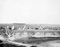 Recreación de la masacre en 1913: tropas estadounidenses rodean un campamento lakota.
