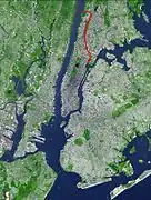 El Río Harlem en rojo entre el Bronx y Manhattan