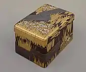 Caja de escritura de maki-e y raden con incrustaciones y con diseño de «Ocho puentes» (yatsuhashi), de Ōgata Kōrin, Tesoro Nacional, período Edo, siglo XVIII. Las flores son incrustaciones de conchas de abulón. Museo Nacional de Tokio.