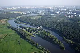 Vista de la isla fluvial Rędzińska, con las esclusas que regulan el Óder.