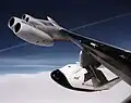 El X-38, acoplado al gancho remolcador, es visible gracias a las ventanas instaladas en el fuselaje.