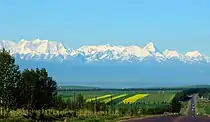 Vista de la Cordillera Tian Shan desde la carretera provincial china S313, destacan el Jengish Chokusu y el Khan Tengri.