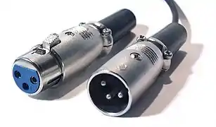 Conectores XLR-3 aéreos, de tipo hembra (izquierda) y de tipo macho (derecha).