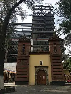 Iglesia de San Sebastián Xoco, detrás la construcción del complejo torre Mítikah