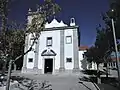 Iglesia parroquial de Santa Iria de Azóia, donde una colección de azulejos única narra la leyenda de la santa.