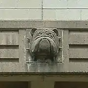 Gárgola  de un bulldog en la sala de prensa.