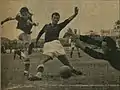 Glazer anotando un gol ante el Ratnicki en 1959.