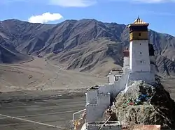 Yumbulagang, fortaleza que se considera la primera construcción edificada en Tíbet, y que habría sido fundada por su mitológico primer rey, Nyatri Tsenpo (hacia el siglo II a. C.)