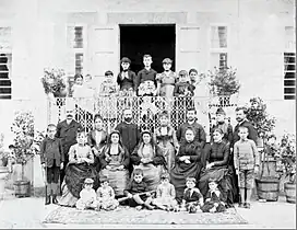 Familia griega póntica en el patio de una casa en  Trebisonda