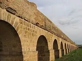Vista de algunos arcos del acueducto cercas de Túnezs.