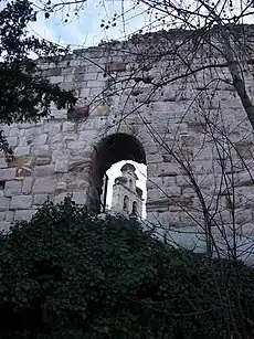 La parte de la muralla de Zamora que tradicionalmente se llamaba "Portillo de la traición" (por asociación con la muerte de Sancho "el Bravo" por Bellido Dolfos) y que desde 2010 se denomina "Portillo de la lealtad" (por reivindicación historicista de la acción del tradicionalmente considerado traidor).