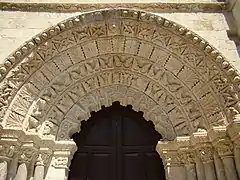 Puerta románica de la iglesia de la Magdalena en Zamora. Decoración vegetal muy rica. Arcos polilobulados en la arquivolta más pequeña