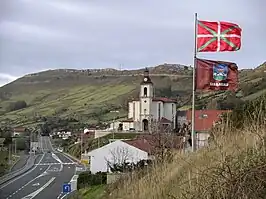 El barrio de La Cuesta en Ciérvana, la iglesia de San Román y el monte Lucero al fondo.