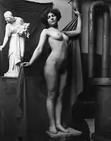 De pie desnuda en el estudio Augusta Heller, okolo 1900