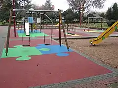 Zona de juegos infantiles, cercana al estanque de patos